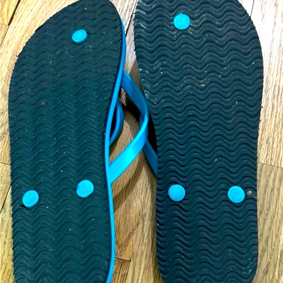 Essentials by Muk Luk flip flops - Picture 2 of 4